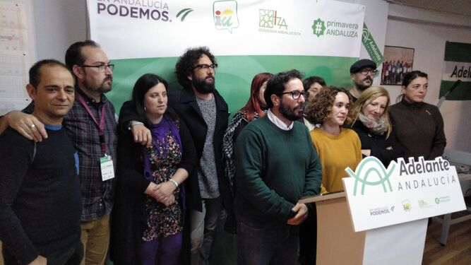 Naranjo y Moscoso, con integrantes de la candidatura.