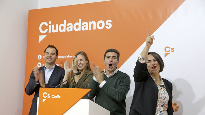 Ciudadanos celebrando sus resultados en su sede provincial.