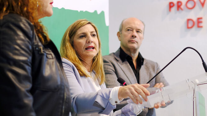 Irene García, con Araceli Maese y Juan Carlos Campo en la noche electoral.