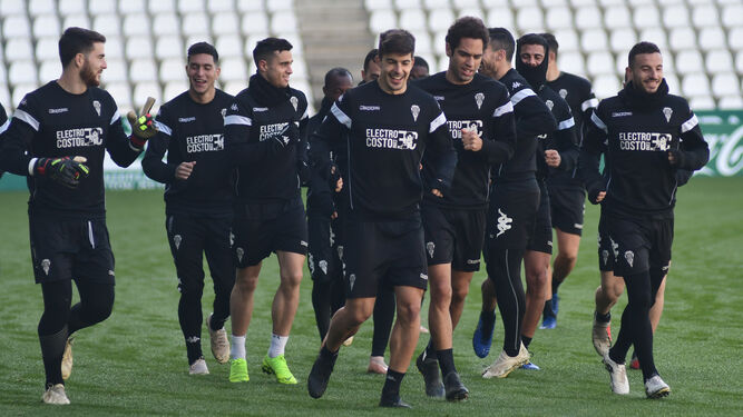 Los jugadores del Córdoba calientan en el entrenamiento de ayer.