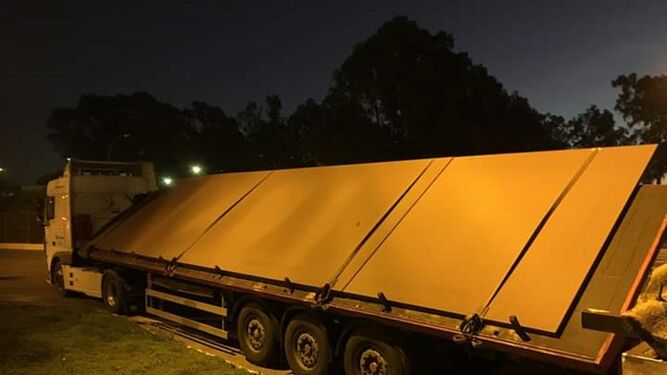 Uno de los camiones cargados de planchas llega a Navantia San Fernando