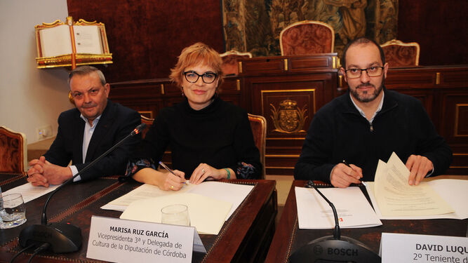 Francisco Alcalde, Marisa Ruz y David Luque, en la firma del convenio.