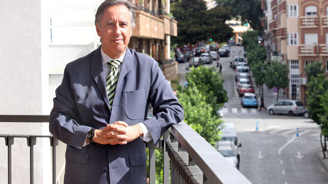 El fiscal Alfredo Flores, en la balconada de Huelva Información.