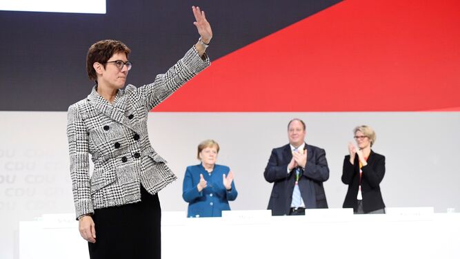 La centrista Annegret Kramp-Karrenbauer sucede a Merkel al frente de la CDU