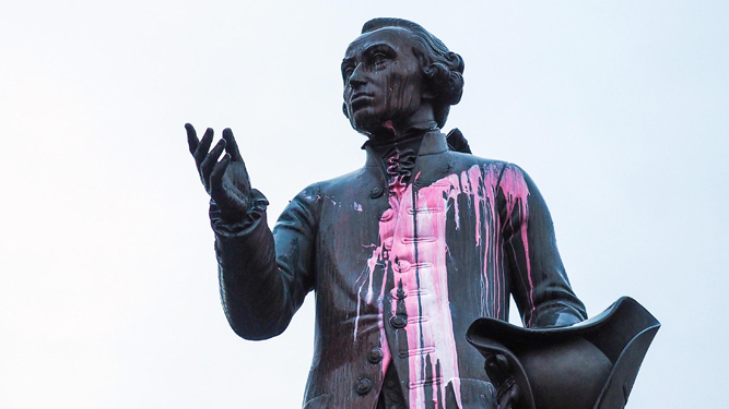 La estatua de Kant ubicada en la universidad de Kaliningrado a la que da nombre, rociada con pintura.