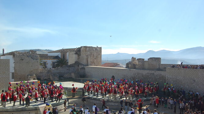 Un momento de la tamborada en el Castillo de la Almedina