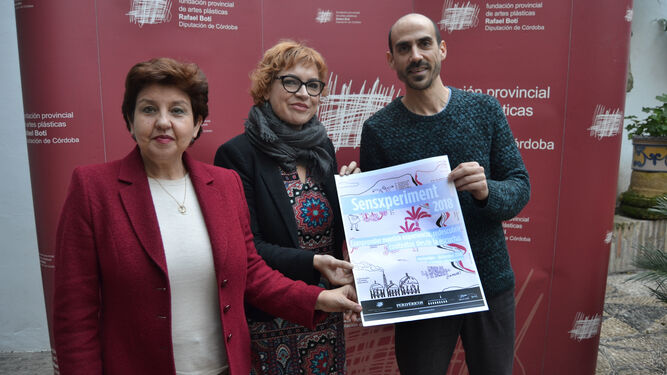 Encarnación Camacho, Marisa Ruz y Juan Cantizzani, con el cartel.
