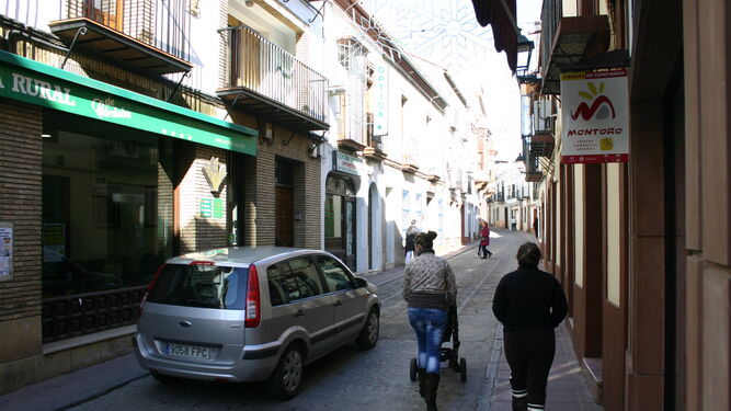 Un coche atraviesa la calle Corredera de Montoro.