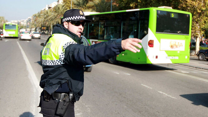 Un policía regula el tráfico en Córdoba capital.