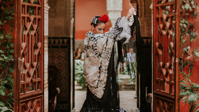 Mantón y complementos de Foronda sobre un diseño de Rafa Díaz en la presentación de We Love Flamenco 2019.