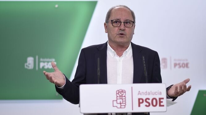 El secretario de Organización del PSOE-A, Juan Cornejo, durante una comparecencia pública.