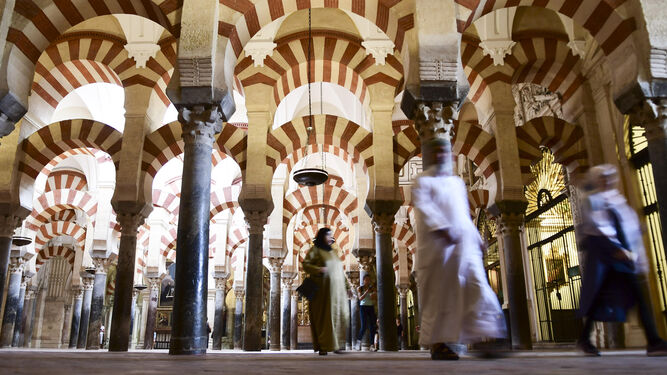 Visitantes en el interior de la Mezquita-Catedral.