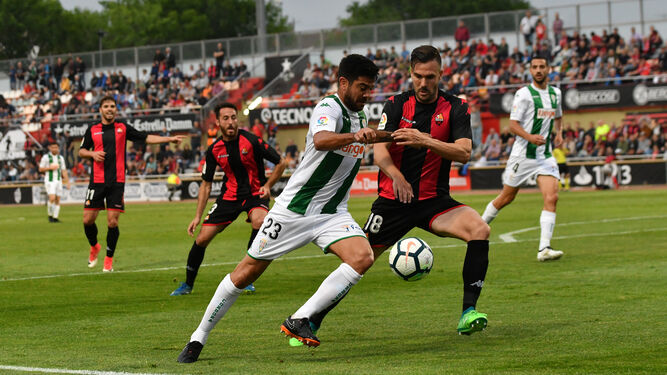 Aythami intenta superar a Atienza en el Reus-Córdoba del curso pasado.