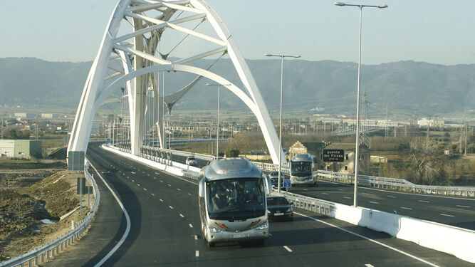 Vehículos transitan por el puente Ibn Firnas en la capital cordobesa