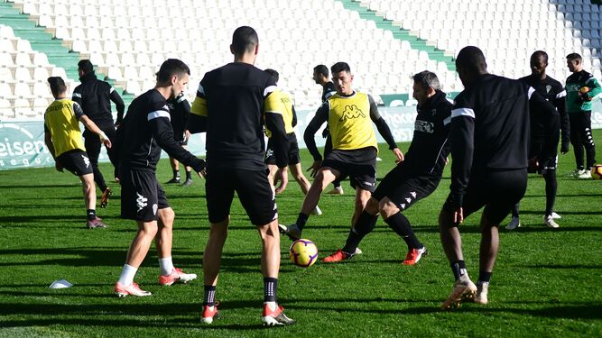 Los jugadores del Córdoba hacen un rondo en el entrenamiento previo al viaje a Reus.