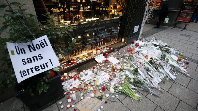 Flores y velas en un altar improvisado que pide 'Una navidad sin terror' en Estrasburgo.
