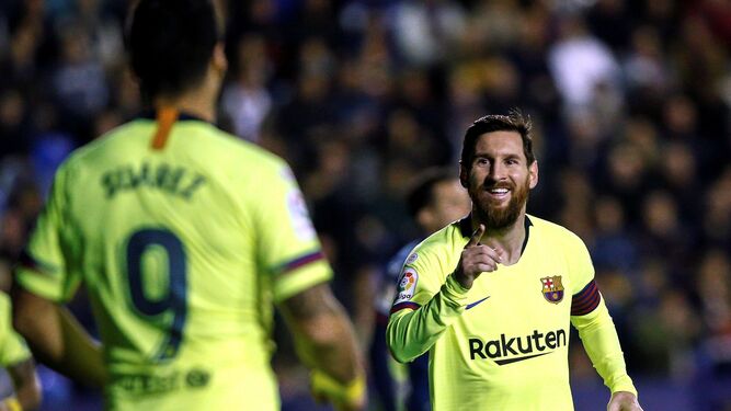 Messi sonríe a Luis Suárez tras un tanto.