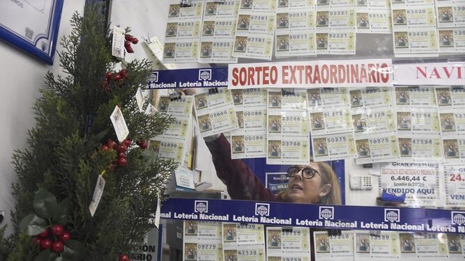 Una lotera de Córdoba coge un décimo de Lotería.