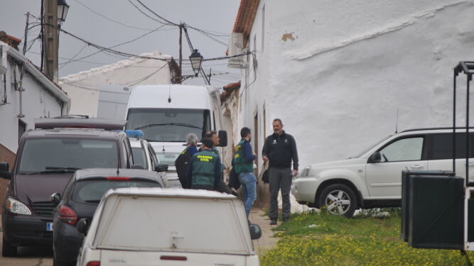 Agentes de la Guardia Civil en el registro de la vivienda del sospechoso en El Campillo.