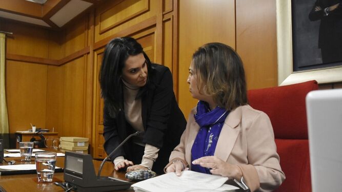 Isabel Ambrosio conversa con Carmen González antes de la sesión.