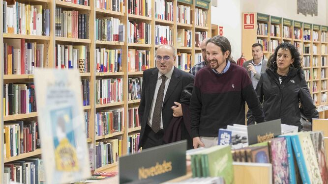 Enric Juliana y Pablo Iglesias, en la Casa del Libro de Sevilla.