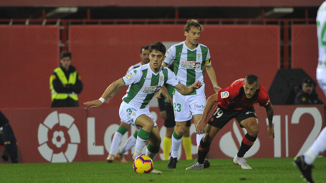 Álvaro Aguado controla el balón en el partido ante el Mallorca.