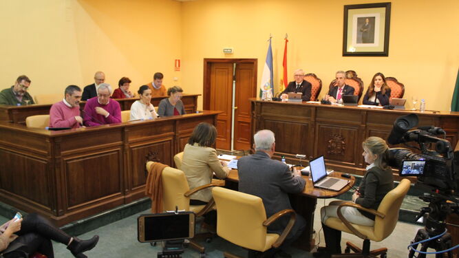 Un momento de la sesión plenaria celebrada en el Ayuntamiento lucentino