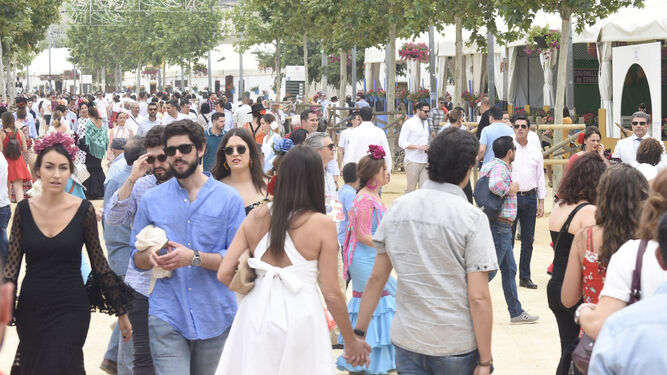 Una multitud camina por una de las calles de la Feria de Córdoba.