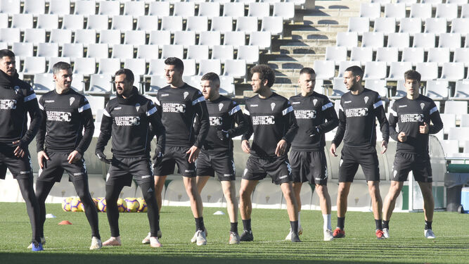 Los jugadores del Córdoba estiran al inicio de la sesión de trabajo en El Arcángel.