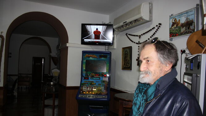 En los bares de Cortegana se paran las conversaciones cuando la televisión conecta con Huelva.