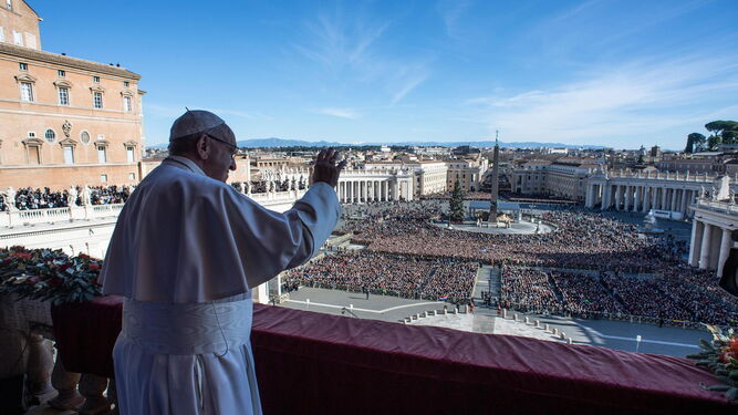 El Papa pronuncia su mensaje de Navidad ante los fieles congregados en la Plaza de San Pedro