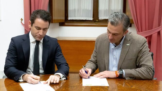 Los secretarios generales de PP y Vox firman el acuerdo de la Mesa del Parlamento andaluz