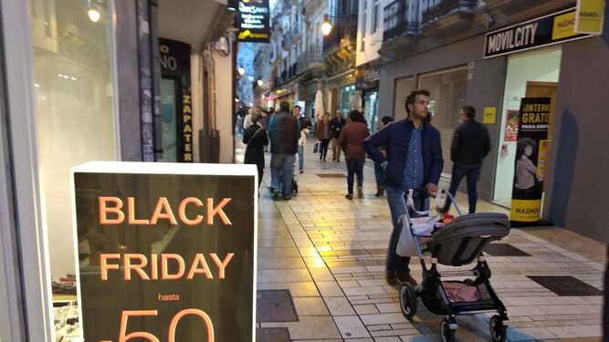 Descuentos en el 'Black Friday' en una calle de Huelva.