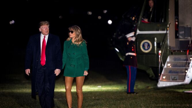 Donald Trump y su esposa a su llegada este jueves a la Casa Blanca tras visitar a las tropas estadounidenses destacadas en lraq.