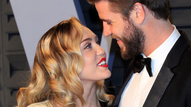 Miley Cyrus y Liam Hemsworth en la pasada fiesta de la gala de los Oscars.