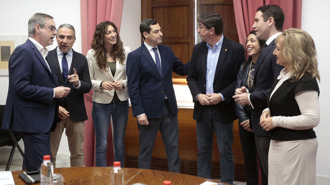 Juanma Moreno y Juan Marín, acompañados de dirigentes del PP-A y Ciudadanos.