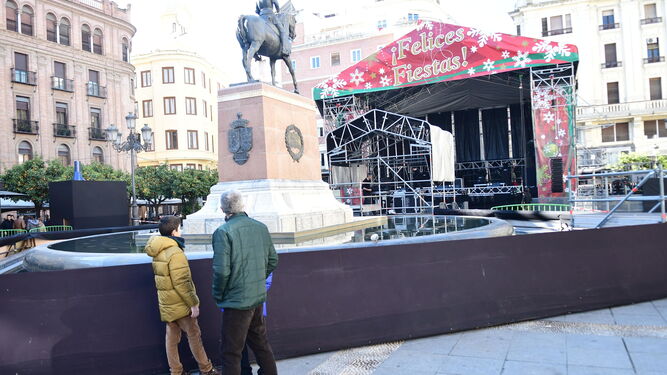Montaje del escenario en la plaza de las Tendillas.