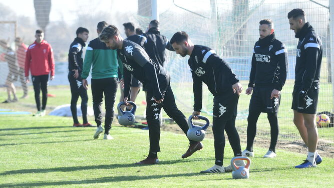 Josema, en el centro de la imagen, durante un entrenamiento con el Córdoba.