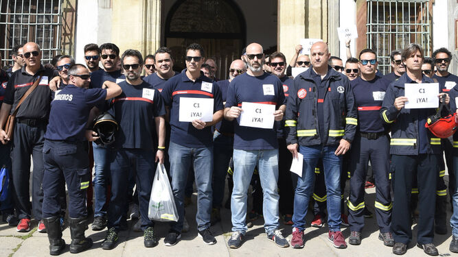 Protesta de los bomberos ante el palacio de la Merced.