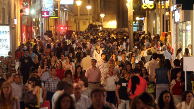 Detalle de la calle Gondomar abarrotada de gente en día de Shopping Night.