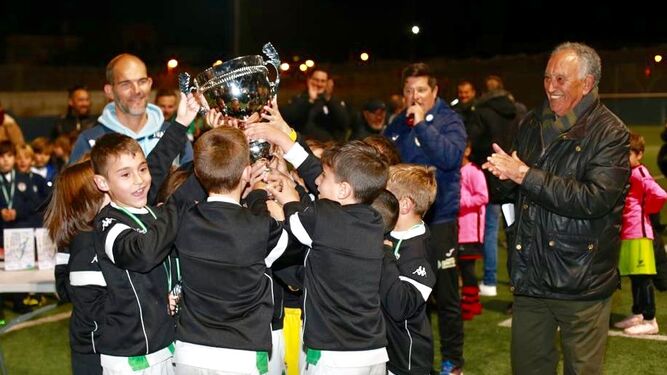 Los jugadores del Córdoba CF prebenjamín levantan su trofeo de campeón.