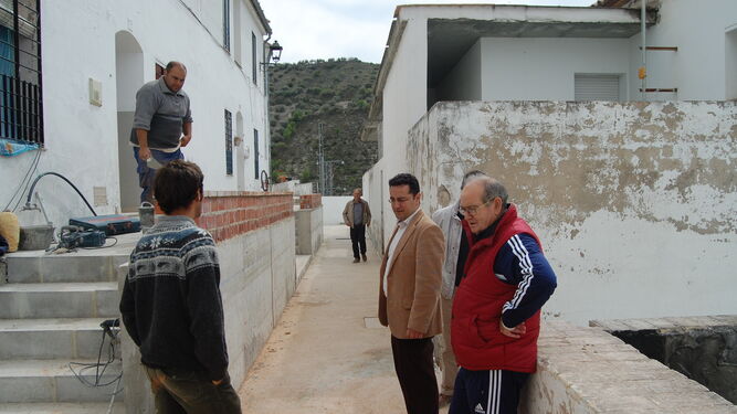El alcalde de Baena, Jesús Rojano, durante una visita a las obras de la calle San Pedro
