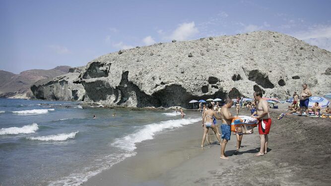 Bañistas en una de las playas del litoral nijareño.