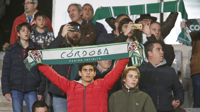 Aficionados del Córdoba durante un partido en El Arcángel.