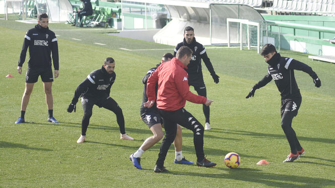 Curro Torres comparte un rondo con algunos de sus futbolistas.