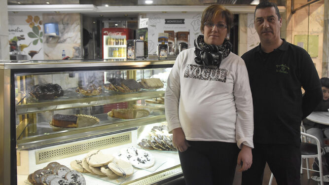 Inma Raya, junto a su marido, en el interior de la Pastelería La Camelia.