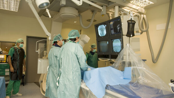 Profesionales realizan una prueba diagnóstica en el Hospital Reina Sofía