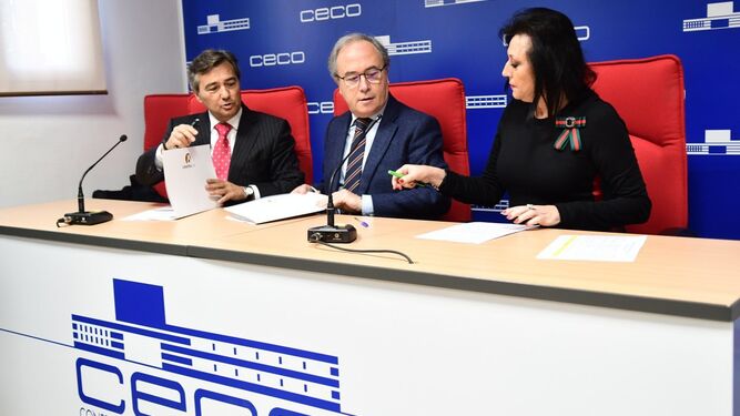 Francisco Carmona, Antonio Díaz y María Dolores Jiménez en la sede de CECO