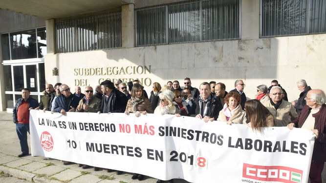 Protesta de los sindicatos el pasado diciembre ante la Subdelegación del Gobierno.