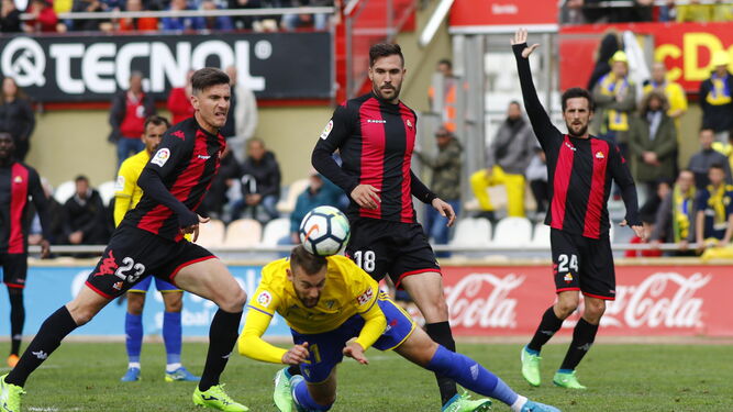 Carrillo intenta rematar el balón en un partido del Cádiz ante el Reus.